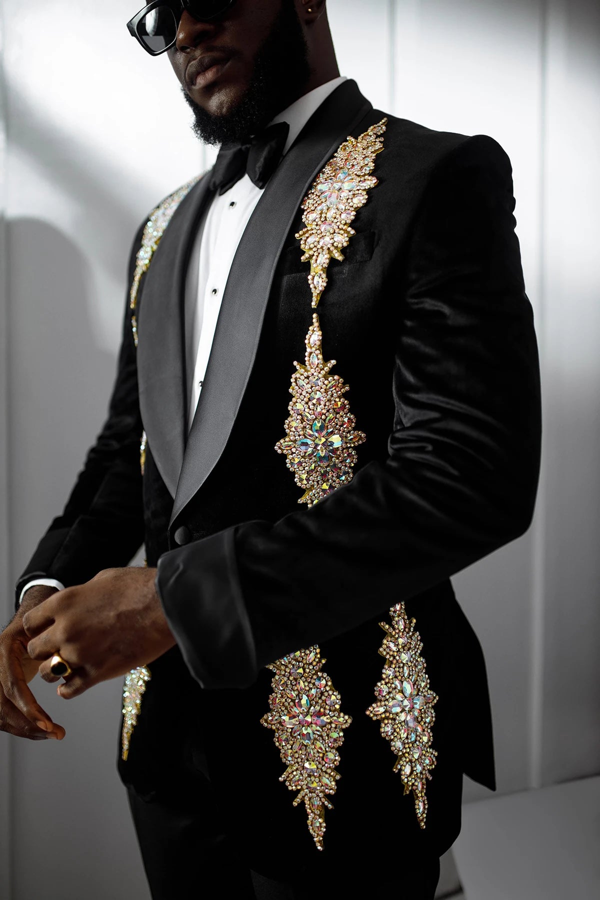 Lujoso traje de esmoquin de boda para hombre con exquisitos apliques de cuentas, solapa chal, blazer y pantalón de dos piezas a medida.