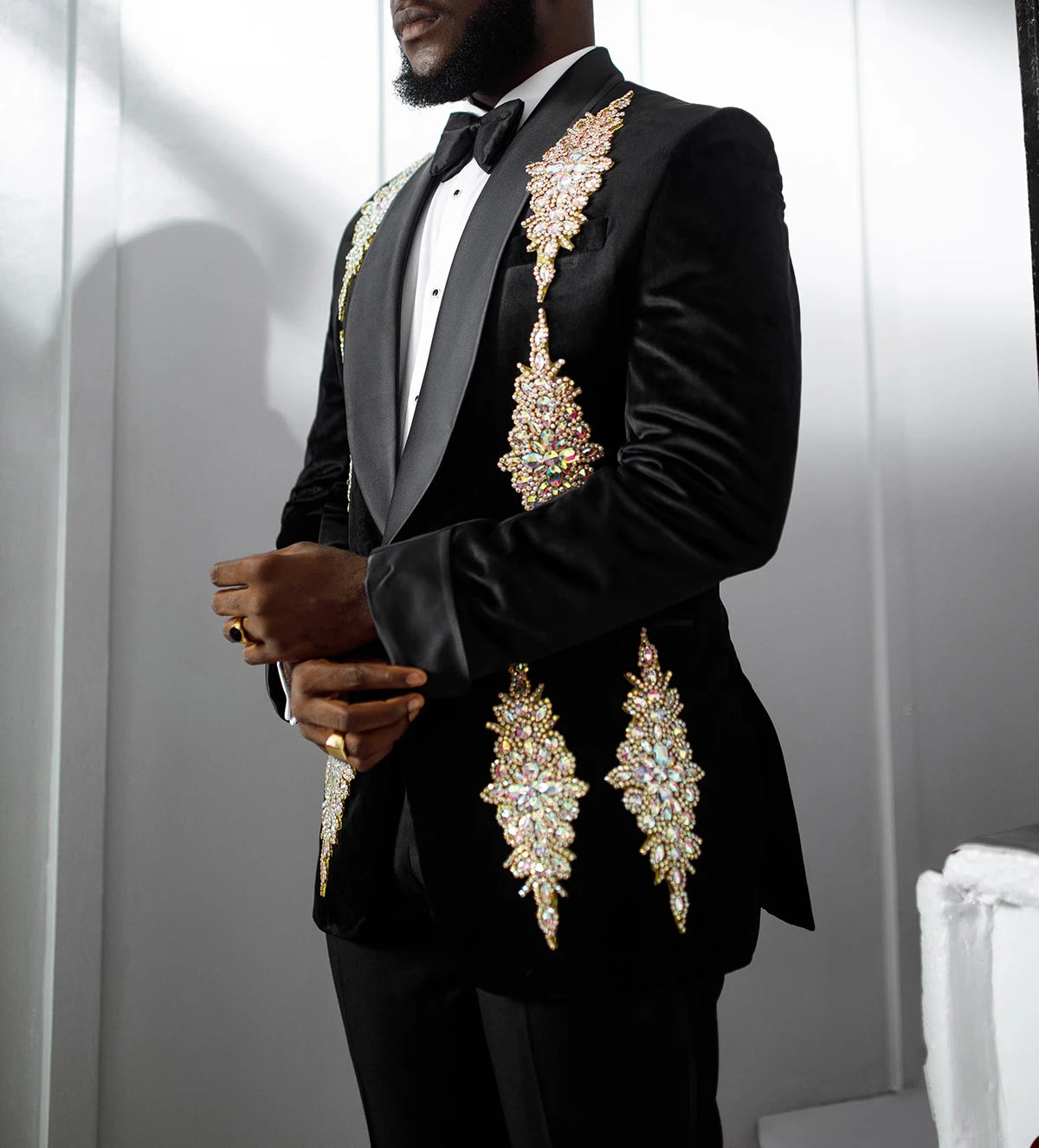 Lujoso traje de esmoquin de boda para hombre con exquisitos apliques de cuentas, solapa chal, blazer y pantalón de dos piezas a medida.