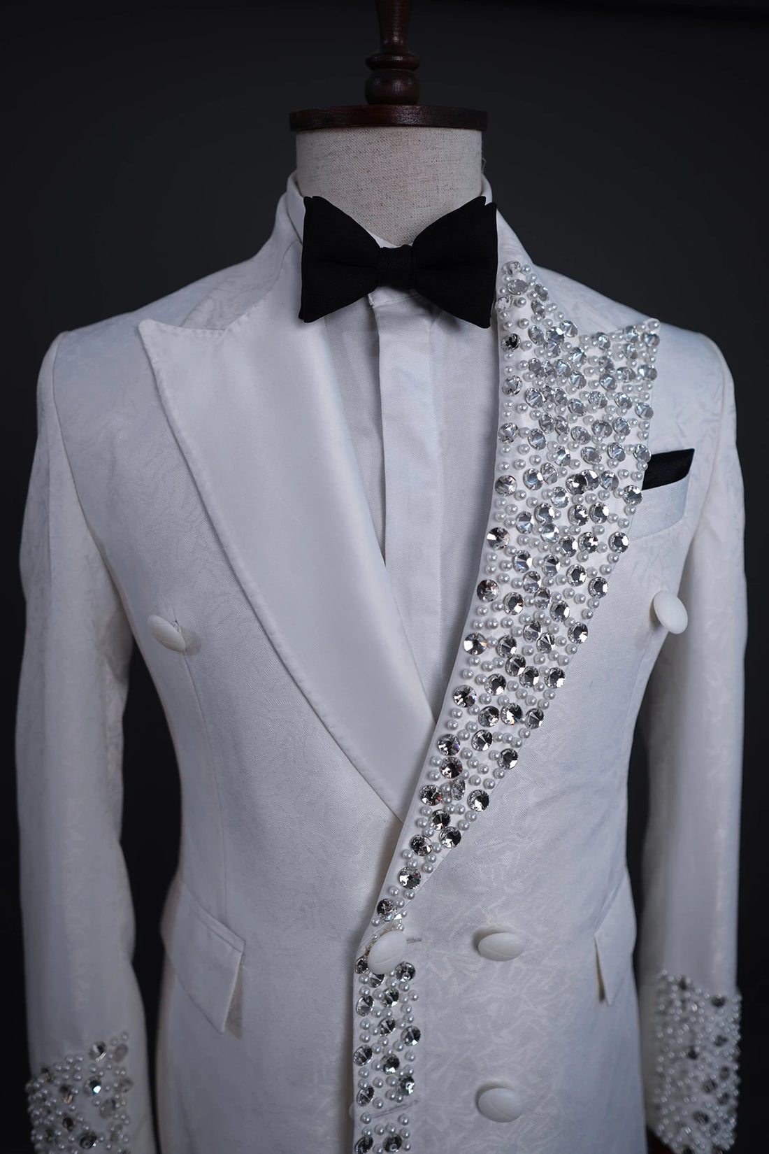 Elegant White Crystal Tuxedo Suit for Men – Modern Double Breasted Blazer with Peaked Lapel – Custom Fit for Weddings and Formal Events