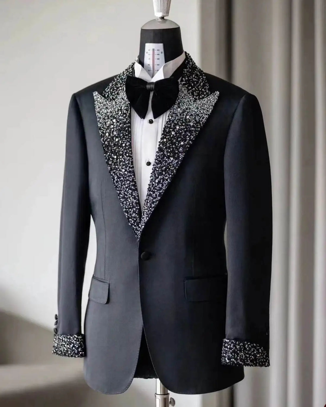 Blazer de esmoquin de boda glamuroso para hombre con solapa de pico con cuentas, ajuste personalizado para ocasiones formales e informales, talla grande disponible.