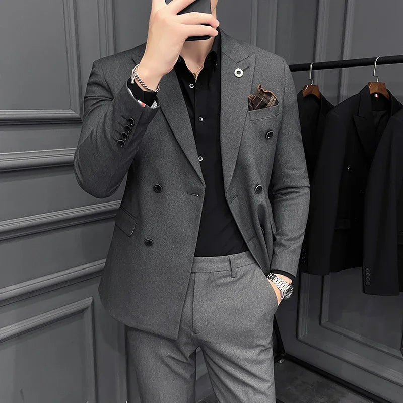 Ensemble de costume croisé gris pour homme avec chemise noire et pochette