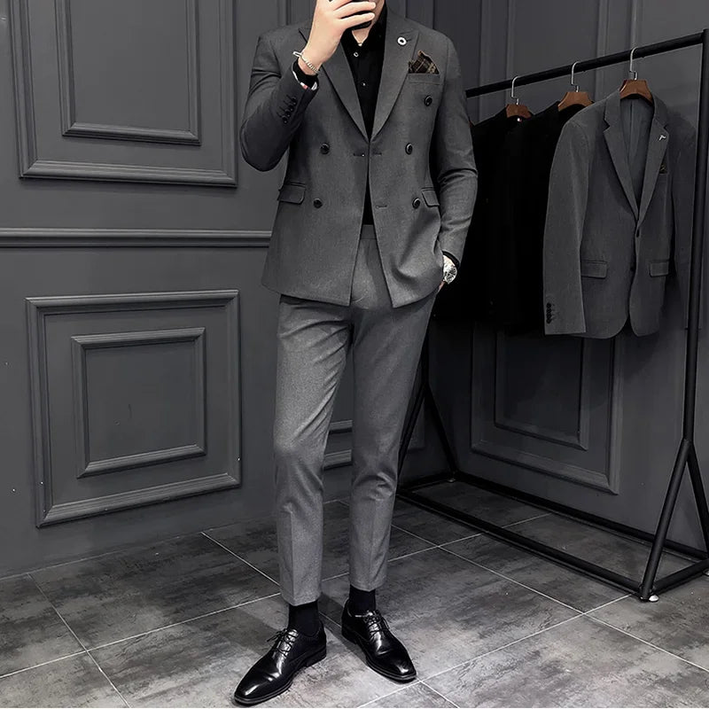 Ensemble de costume croisé gris pour homme avec chemise noire et pochette