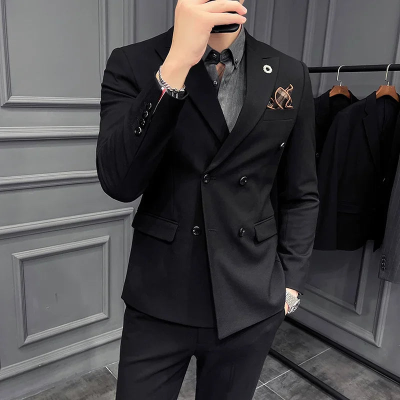 Ensemble de costume croisé gris pour homme avec chemise noire et pochette
