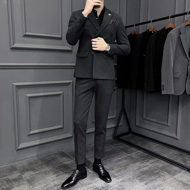 Ensemble de costume croisé gris pour homme avec chemise noire et pochette