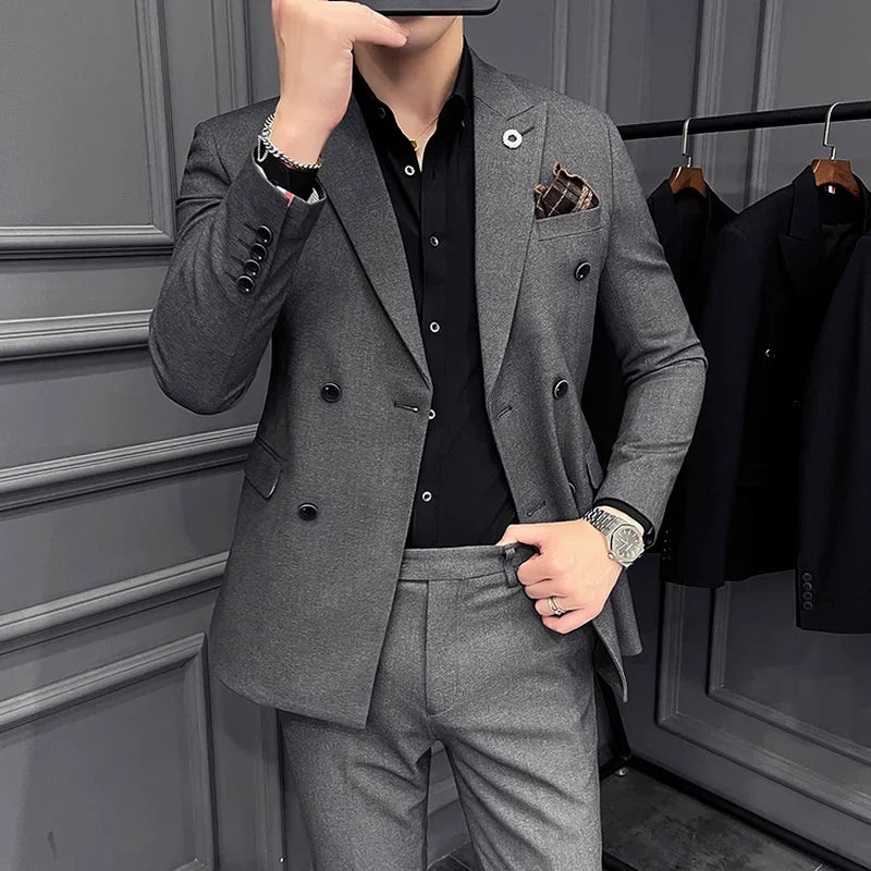 Ensemble de costume croisé gris pour homme avec chemise noire et pochette