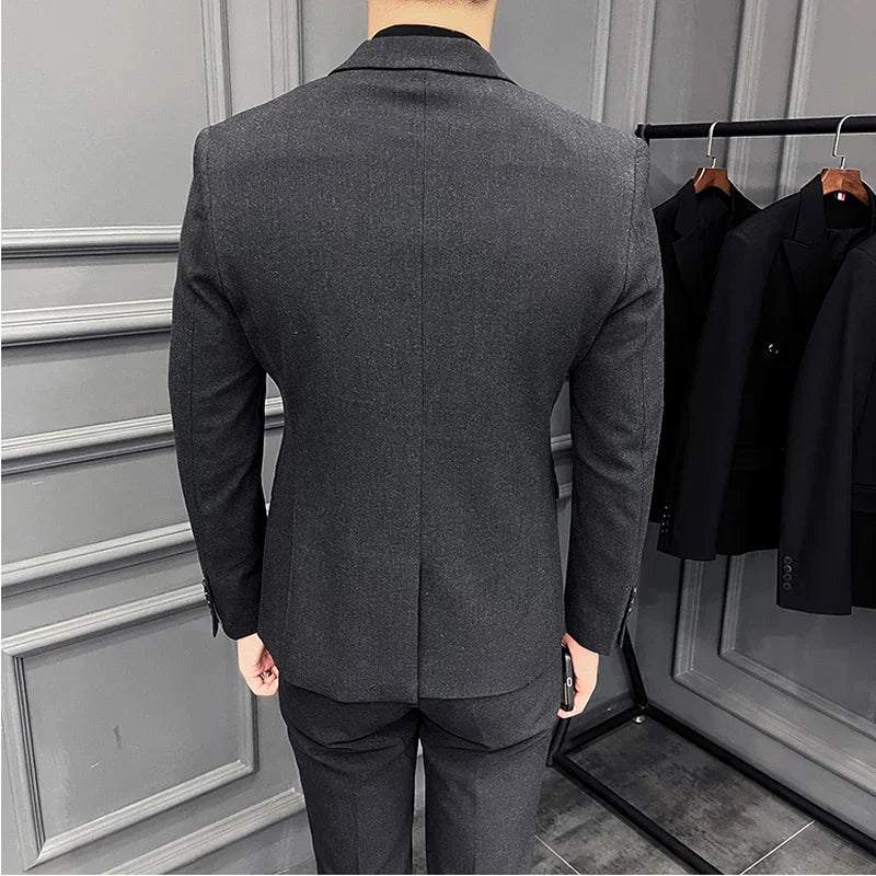 Ensemble de costume croisé gris pour homme avec chemise noire et pochette