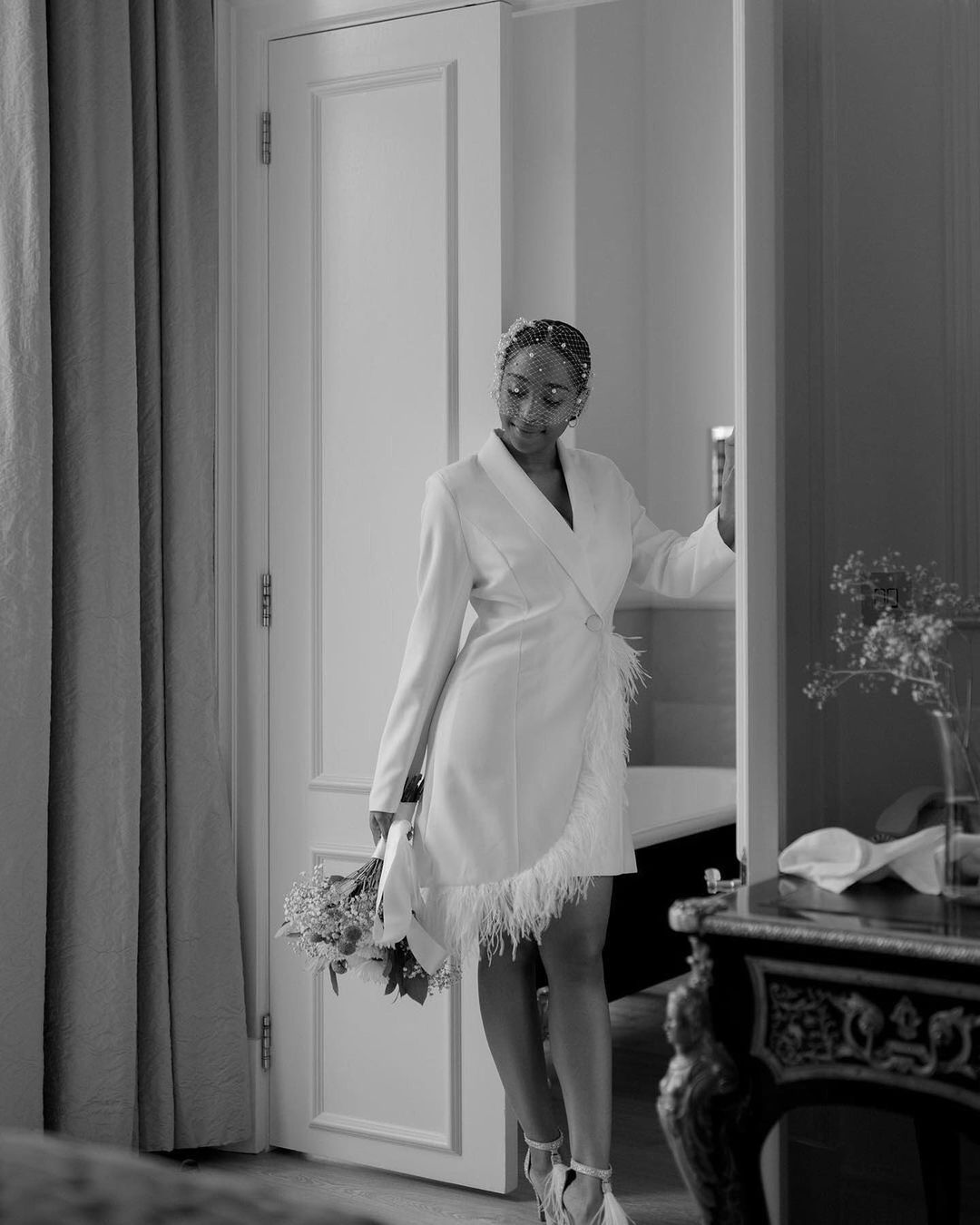 Costume de mariage blanc à plumes, blazer à manches longues et col en V, tenue de soirée avec une veste 