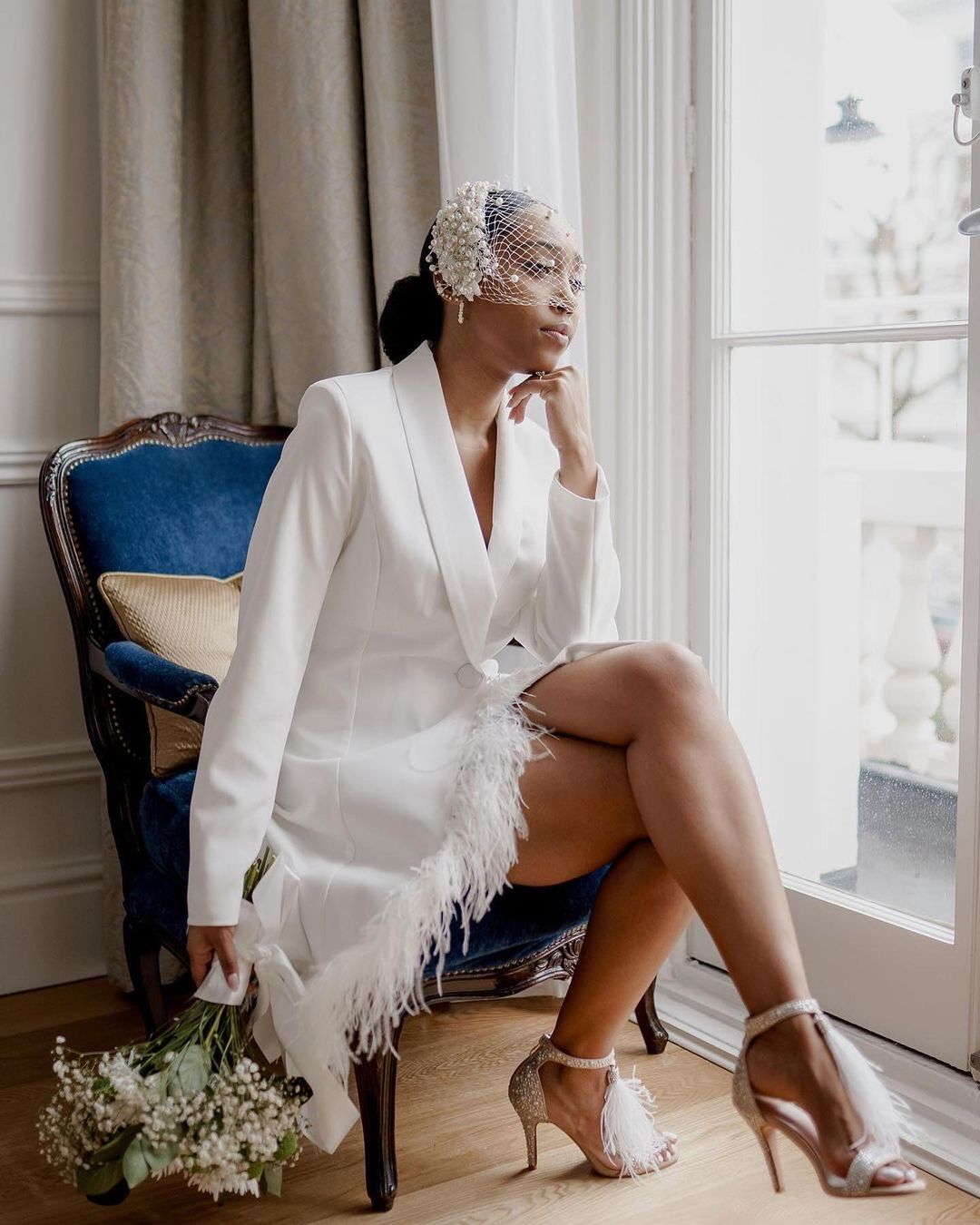 Costume de mariage blanc à plumes, blazer à manches longues et col en V, tenue de soirée avec une veste 