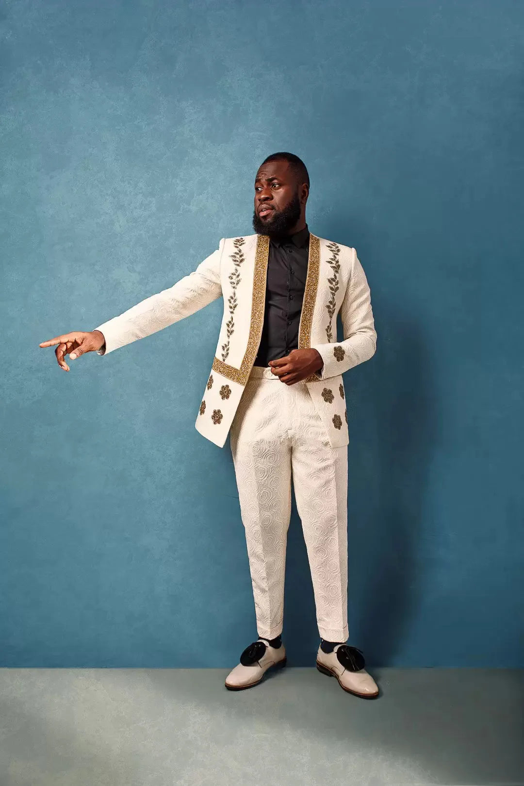 Trajes de hombre blancos a medida, 2 piezas, blazer, pantalón, un botón, para negocios, lentejuelas, jacquard, apliques dorados, para boda, novio, talla grande