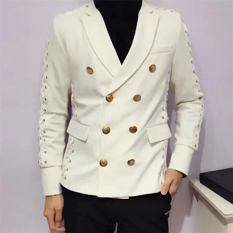 Blazer blanco cruzado para hombre con botones dorados y detalle de cordones en las mangas