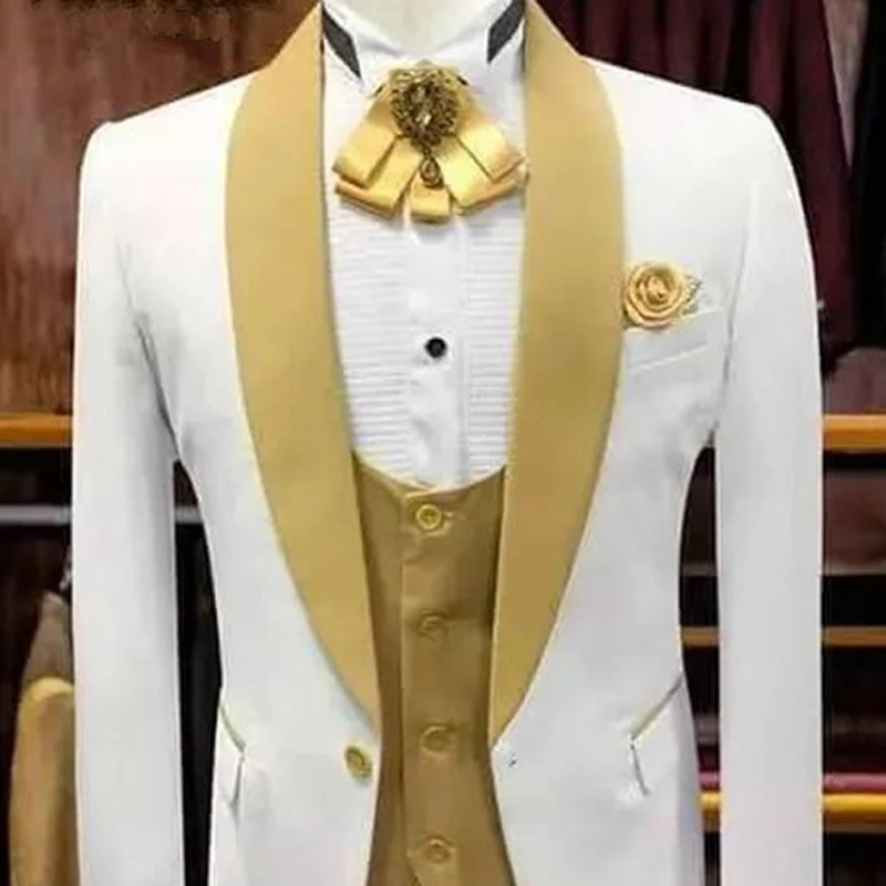 Esmoquin de boda blanco y dorado para padrinos de boda con solapa chal, trajes de hombre para fumar, conjunto de 3 piezas, chaqueta, chaleco y pantalones.
