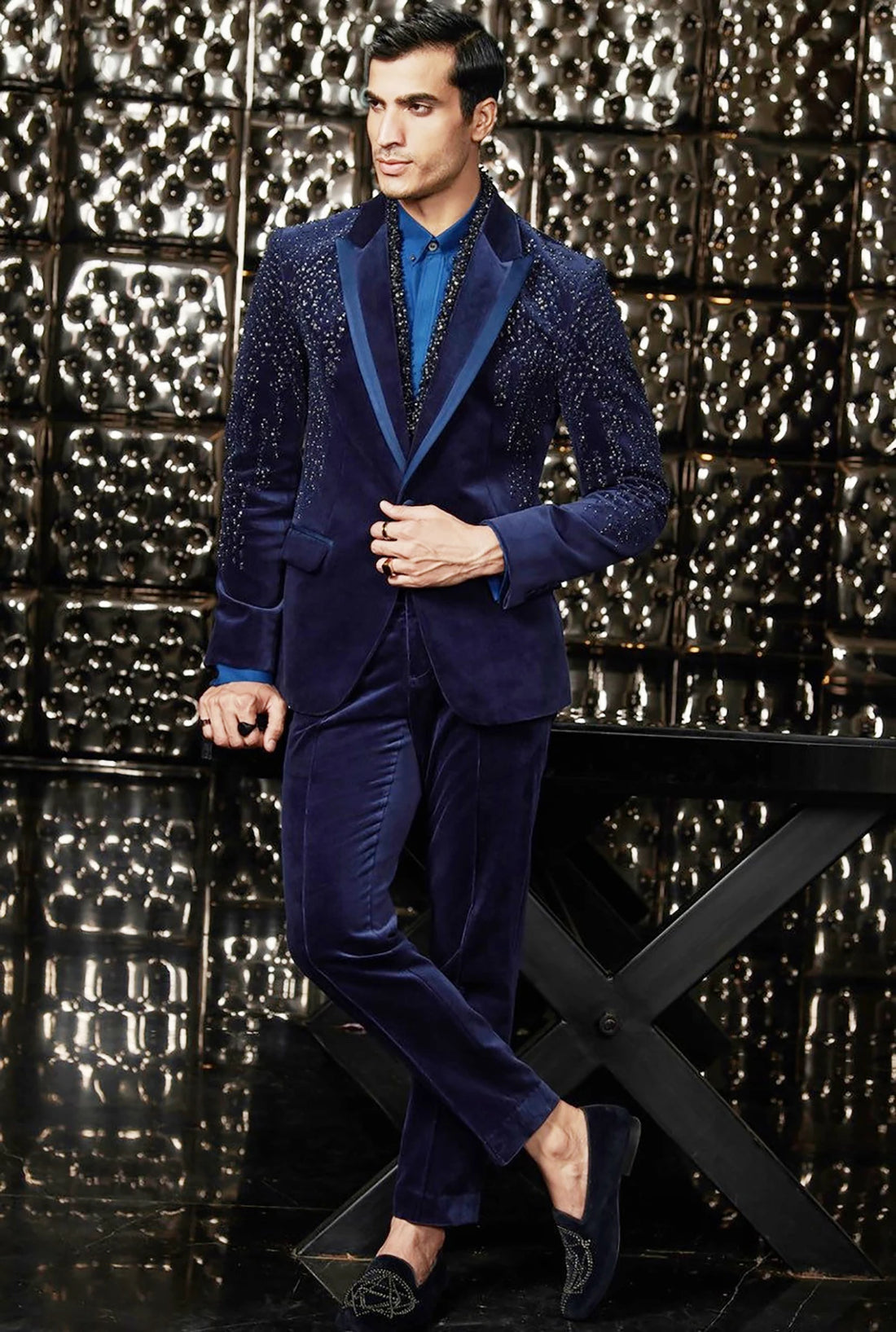 Esmoquin de terciopelo de invierno para hombre, chaqueta de solapa con pico y cuentas de cristal para boda, traje masculino de 2 piezas