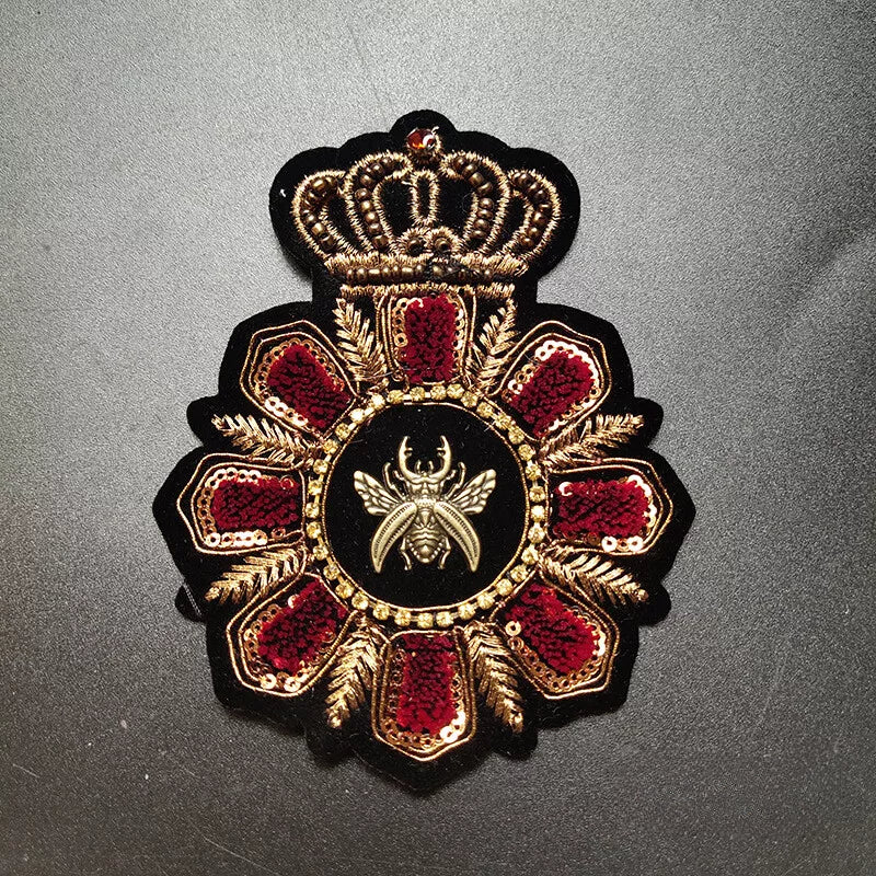 Costume d'Halloween rouge pour homme, 3 pièces (veste, pantalon, cape), sur mesure, avec col châle et motif tête de mort et scarabée.