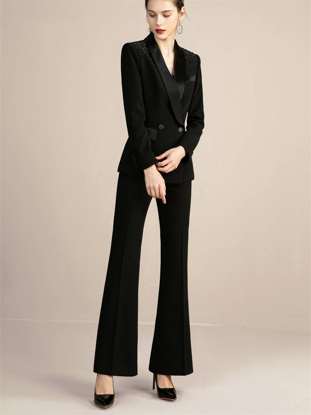 Ensemble élégant pour femme, croisé noir, détails scintillants, pantalon deux pièces à manches longues et col soyeux, pour un style chic et automnal