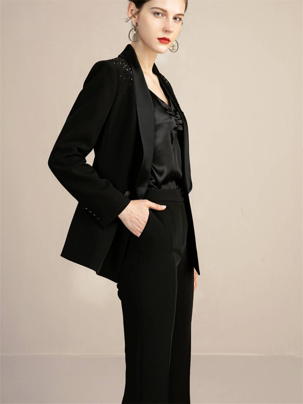 Ensemble élégant pour femme, croisé noir, détails scintillants, pantalon deux pièces à manches longues et col soyeux, pour un style chic et automnal