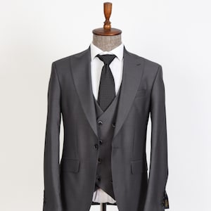 Traje gris de tres piezas para hombre, solapa de pico y bolsillo con solapa 