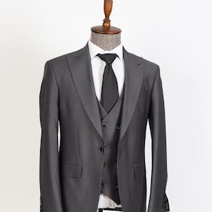 Traje gris de tres piezas para hombre, solapa de pico y bolsillo con solapa 