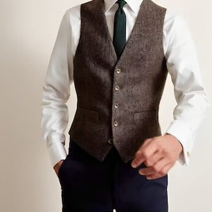 Gilet en tweed à chevrons marron pour homme, idéal pour un mariage d'hiver. Gilet pour marié/garçon d'honneur 