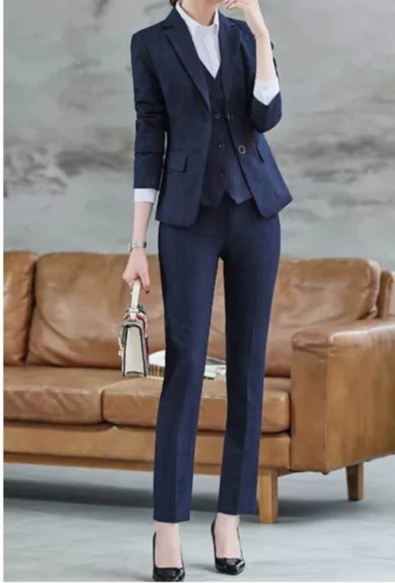 Trajes de pantalón de tres piezas a rayas azul marino, trajes formales de rayas con blazer de dos botones, chaleco y pantalón, trajes de boda, trajes formales de oficina 