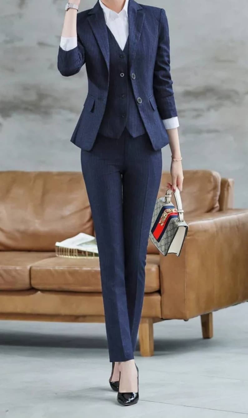 Trajes de pantalón de tres piezas a rayas azul marino, trajes formales de rayas con blazer de dos botones, chaleco y pantalón, trajes de boda, trajes formales de oficina 