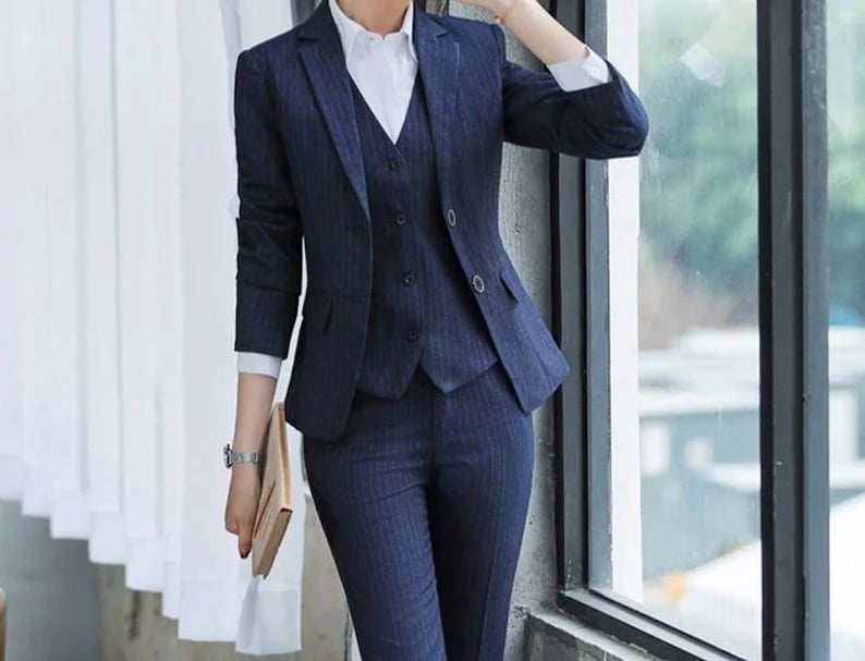 Trajes de pantalón de tres piezas a rayas azul marino, trajes formales de rayas con blazer de dos botones, chaleco y pantalón, trajes de boda, trajes formales de oficina 