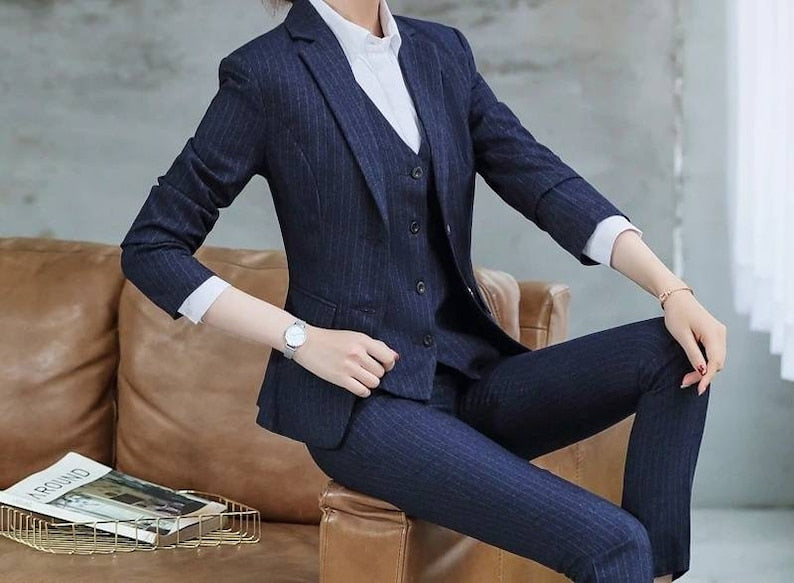 Trajes de pantalón de tres piezas a rayas azul marino, trajes formales de rayas con blazer de dos botones, chaleco y pantalón, trajes de boda, trajes formales de oficina 