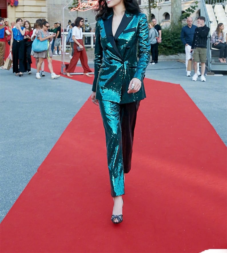 Traje de pantalón con lentejuelas verdes, chaqueta y pantalón de diseñador para mujer, corte ajustado y brillante.