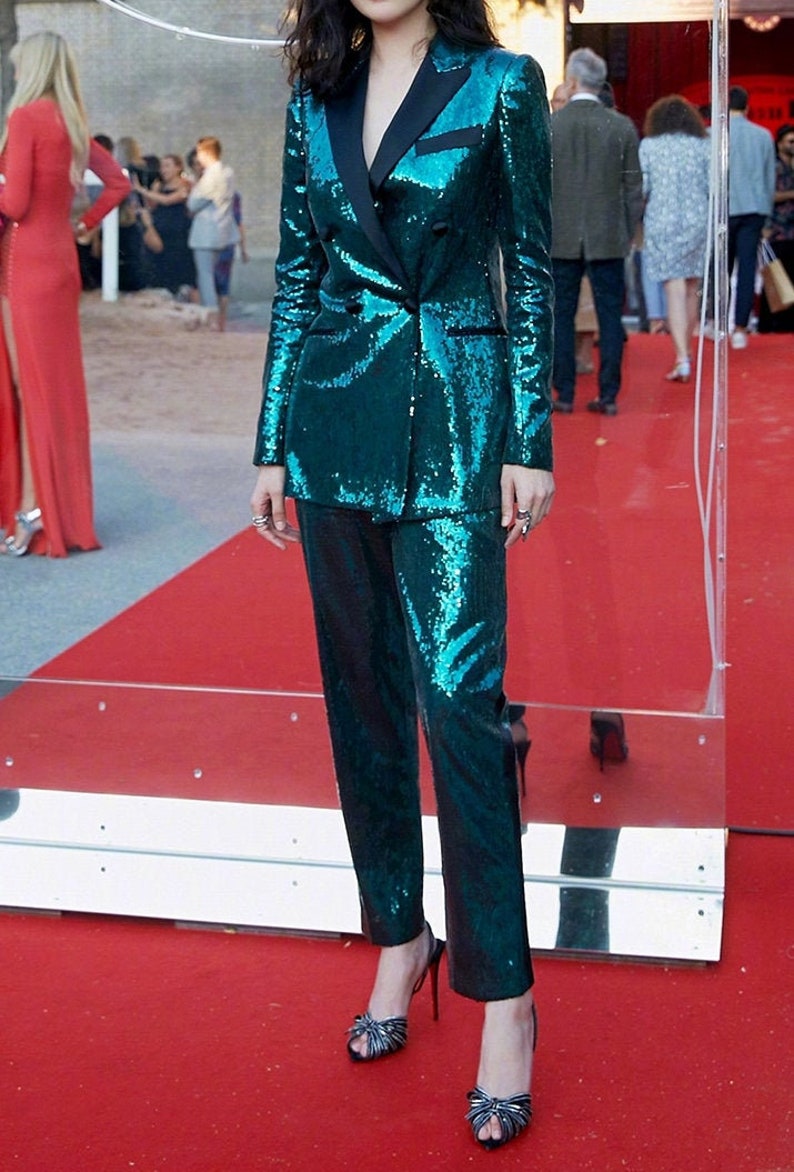 Traje de pantalón con lentejuelas verdes, chaqueta y pantalón de diseñador para mujer, corte ajustado y brillante.