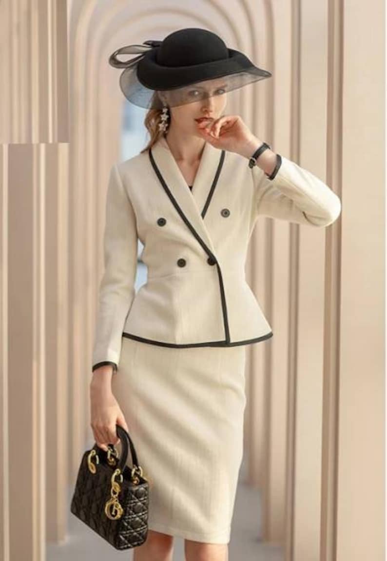 Tailleur jupe en tweed beige à basque croisé, tailleur jupe beige, tailleur jupe habillé, tailleur jupe de mariage, tailleurs de bureau, costumes de mariage 