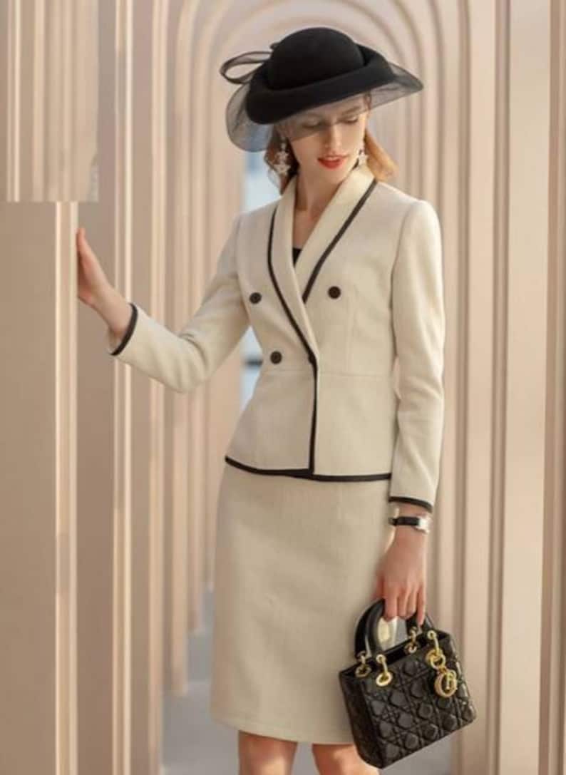 Tailleur jupe en tweed beige à basque croisé, tailleur jupe beige, tailleur jupe habillé, tailleur jupe de mariage, tailleurs de bureau, costumes de mariage 