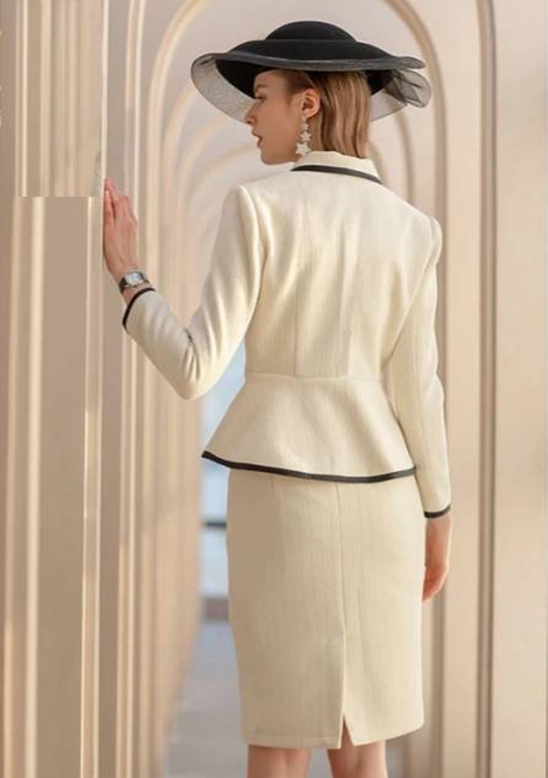 Tailleur jupe en tweed beige à basque croisé, tailleur jupe beige, tailleur jupe habillé, tailleur jupe de mariage, tailleurs de bureau, costumes de mariage 