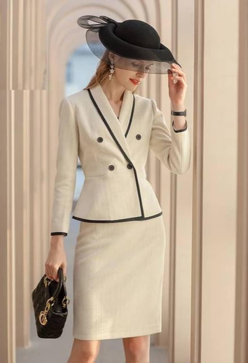 Tailleur jupe en tweed beige à basque croisé, tailleur jupe beige, tailleur jupe habillé, tailleur jupe de mariage, tailleurs de bureau, costumes de mariage 