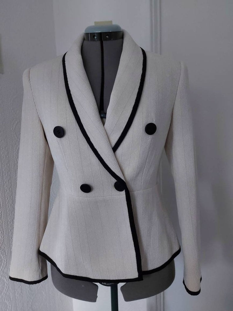 Tailleur jupe en tweed beige à basque croisé, tailleur jupe beige, tailleur jupe habillé, tailleur jupe de mariage, tailleurs de bureau, costumes de mariage 