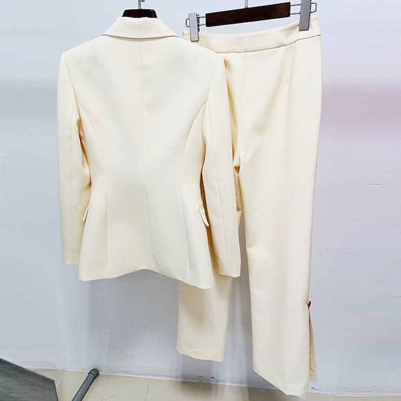 Traje de chaqueta y pantalón con botones rojos beige claro para mujer, ideal para oficina, elegante e informal, para boda, ceremonia de graduación o discurso.