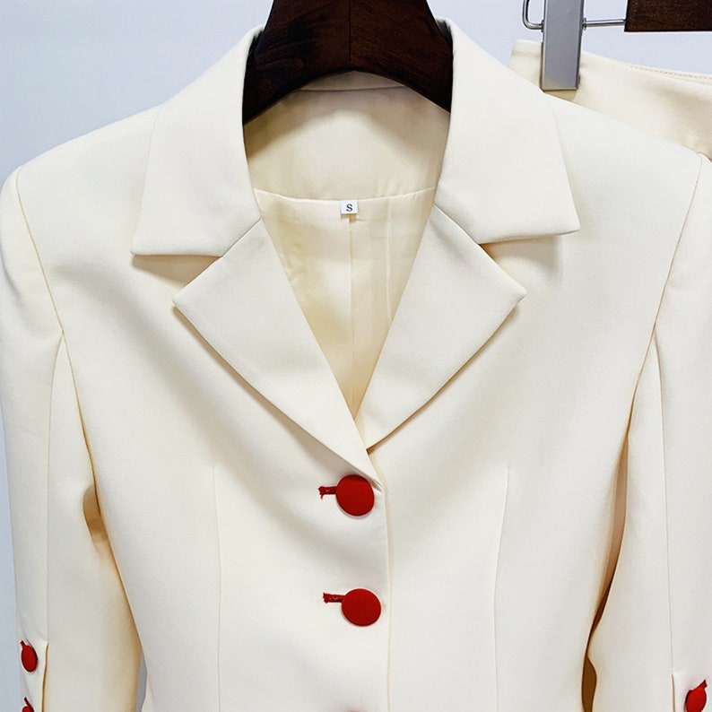 Traje de chaqueta y pantalón con botones rojos beige claro para mujer, ideal para oficina, elegante e informal, para boda, ceremonia de graduación o discurso.