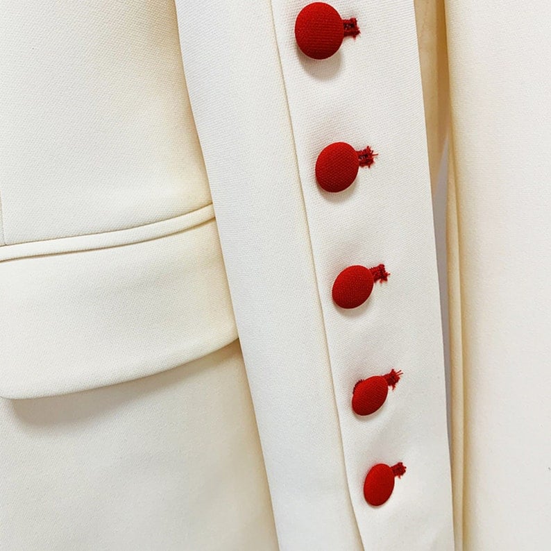Traje de chaqueta y pantalón con botones rojos beige claro para mujer, ideal para oficina, elegante e informal, para boda, ceremonia de graduación o discurso.