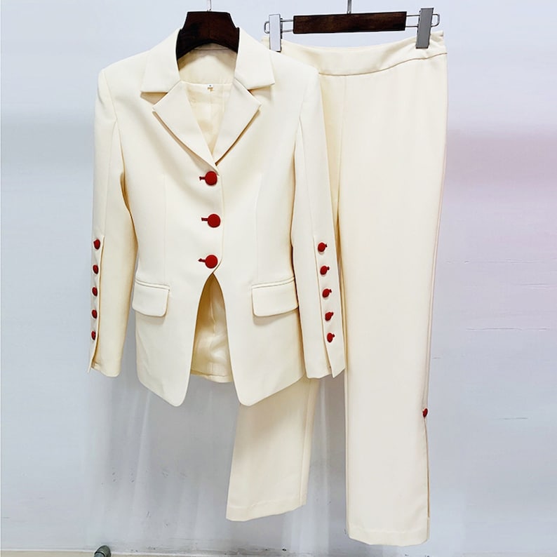 Traje de chaqueta y pantalón con botones rojos beige claro para mujer, ideal para oficina, elegante e informal, para boda, ceremonia de graduación o discurso.
