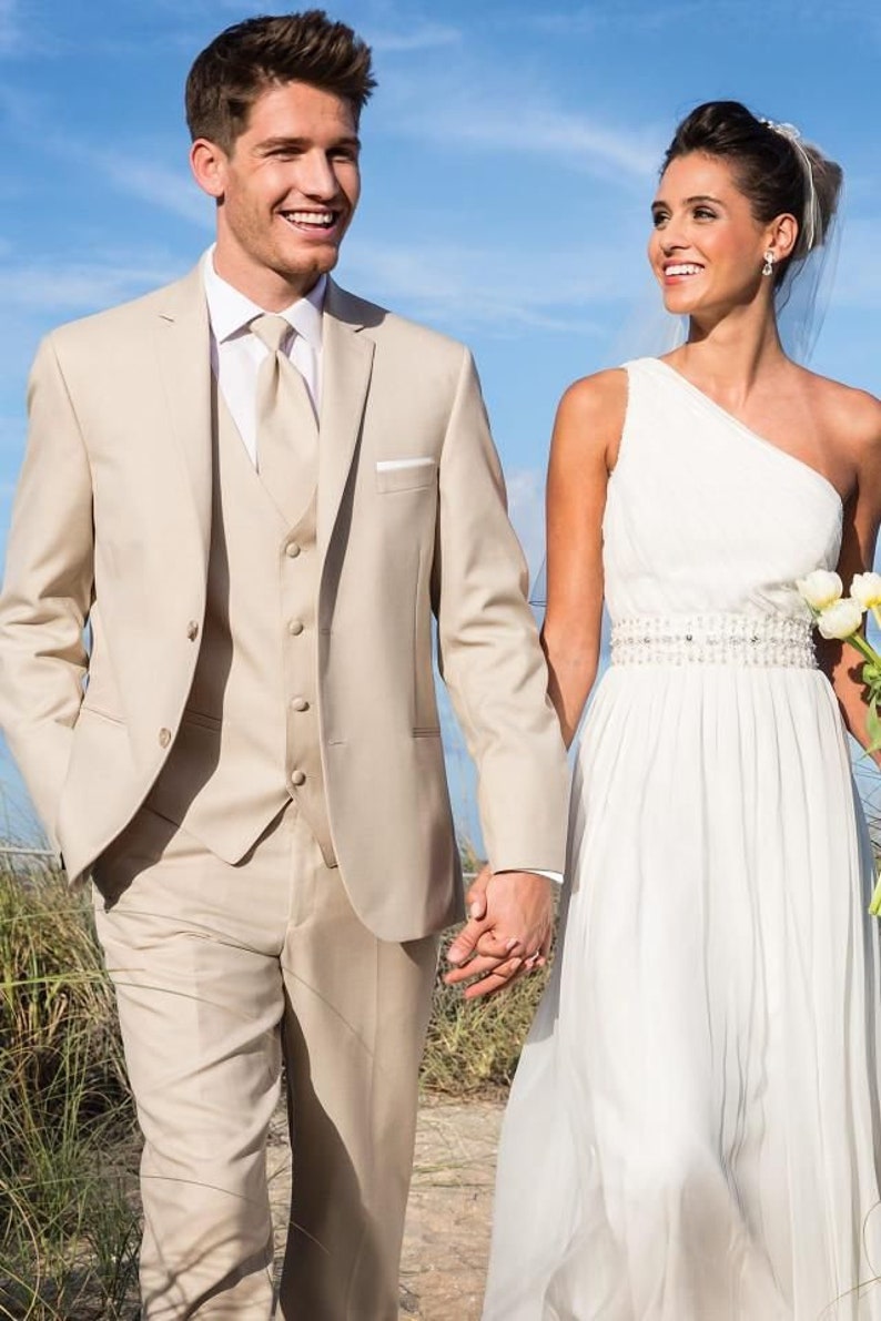 Trajes clásicos de 3 piezas en color tostado para hombre, trajes elegantes de corte entallado, trajes para bodas en la playa, trajes para novios, trajes de fiesta, a medida para hombre. 