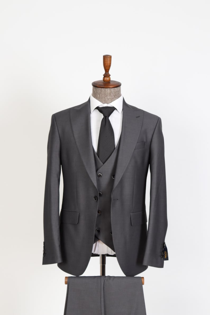 Traje gris de tres piezas para hombre, solapa de pico y bolsillo con solapa 