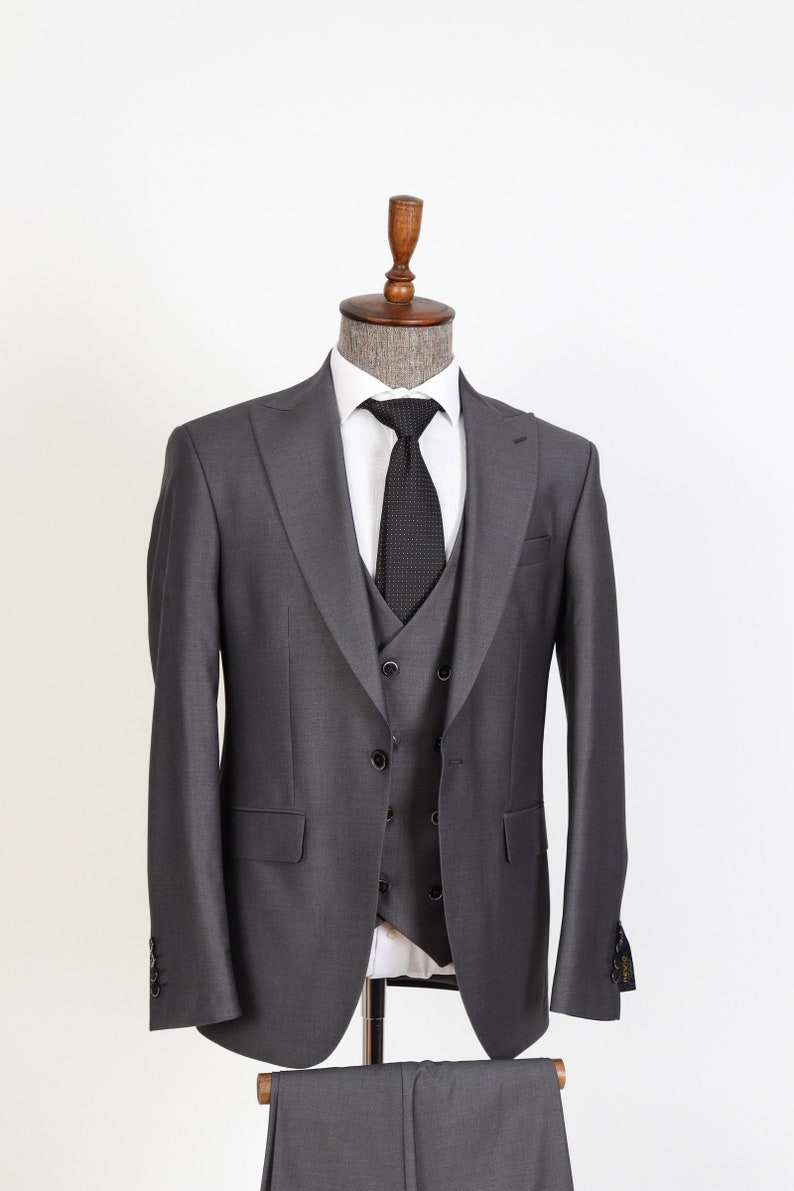 Traje gris de tres piezas para hombre, solapa de pico y bolsillo con solapa 