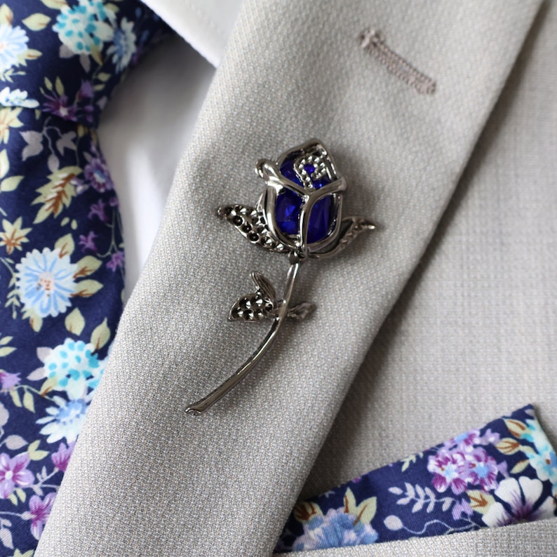 Broche de solapa para traje de hombre bañado en plata rosa | Boutonneire | Alfiler para traje | Broche para hombre | Accesorios para traje 
