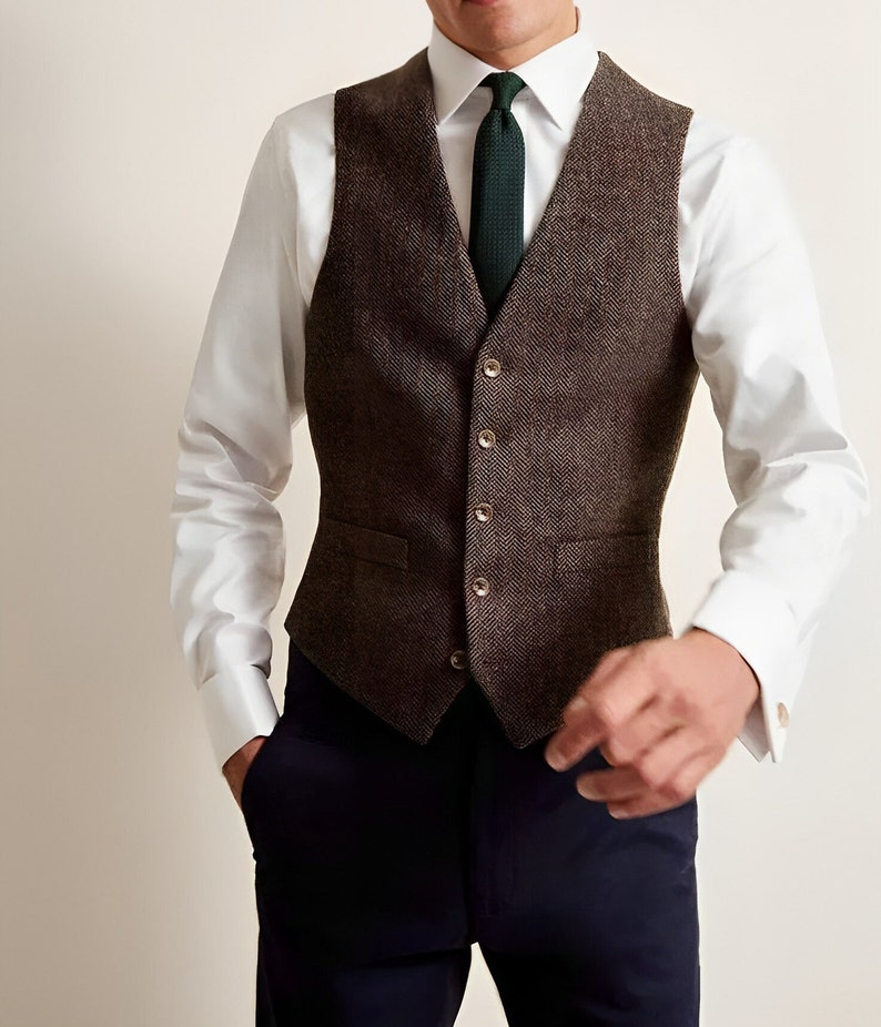 Gilet en tweed à chevrons marron pour homme, idéal pour un mariage d'hiver. Gilet pour marié/garçon d'honneur 