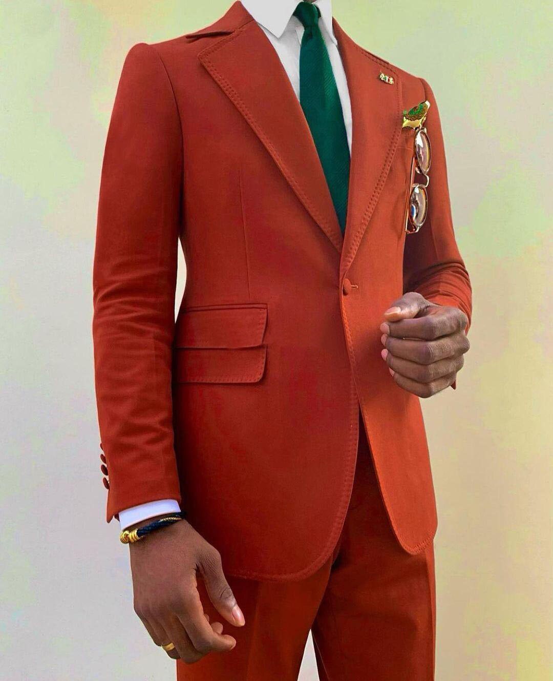 Nuevos conjuntos de traje naranja a medida para hombre, solapa con muesca para esmoquin de boda, 2 piezas, para novio, blazer, pantalones, chaqueta de graduación y pantalones. 
